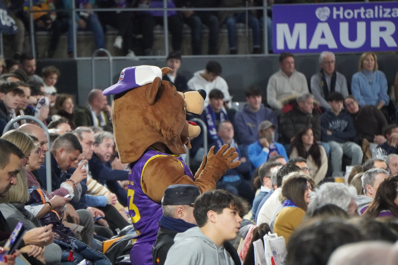 Mascota animada en un partido de baloncesto en Palencia