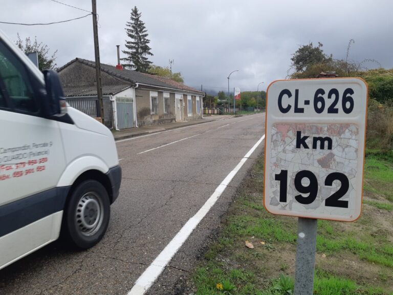Señal de carretera CL-626 km 192 junto a una vivienda