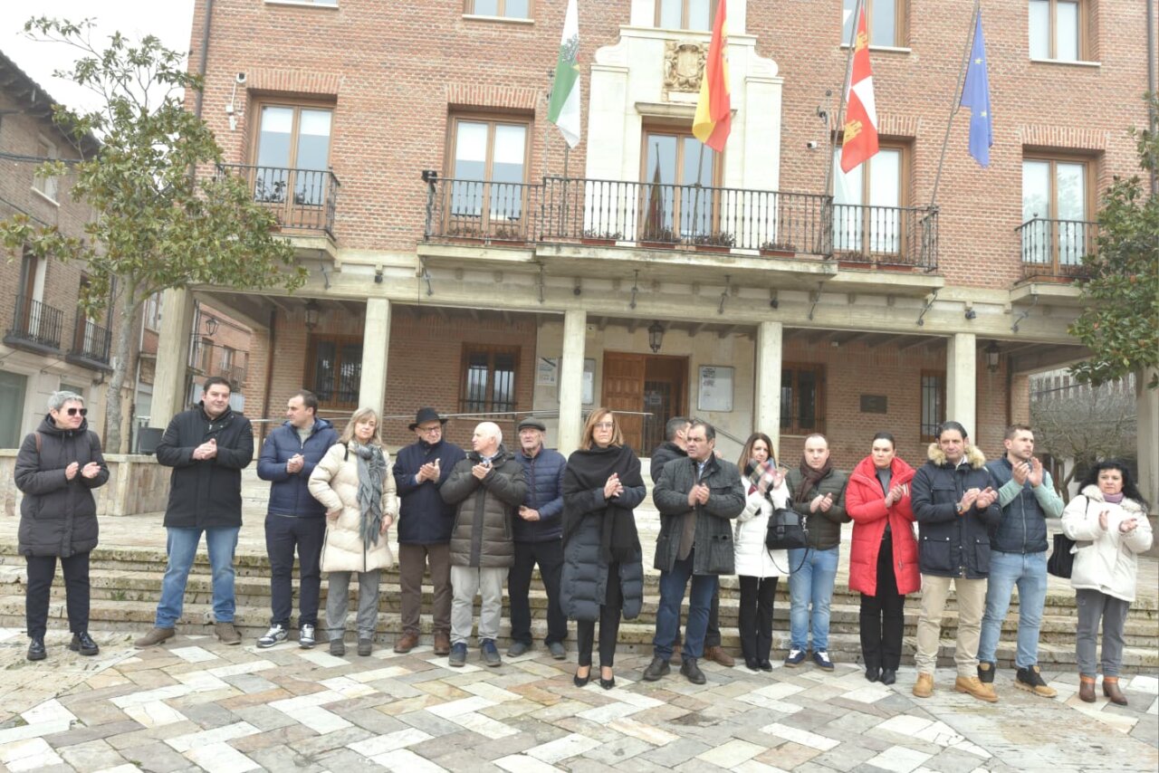Minuto de silencio en la Plaza Mayor de Palencia por víctimas de accidente ferroviario.