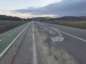 Carretera P-220 en Barruelo de Santullán con señalización y ciclovía
