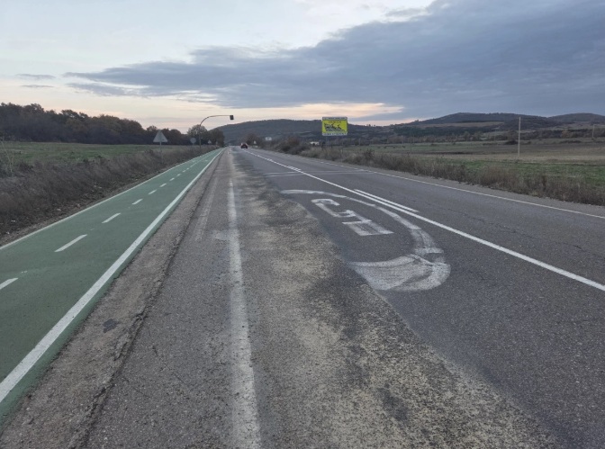 Carretera P-220 en Barruelo de Santullán con señalización y ciclovía