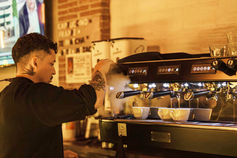 Barista preparando café en Monkey Café, un lugar acogedor en Palencia.