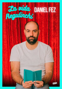 Daniel Fez sosteniendo un cuaderno en el Teatro Ortega