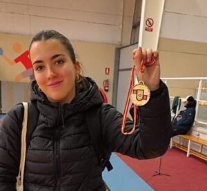 Noa Cascajo mostrando su medalla de campeona en tiro con arco
