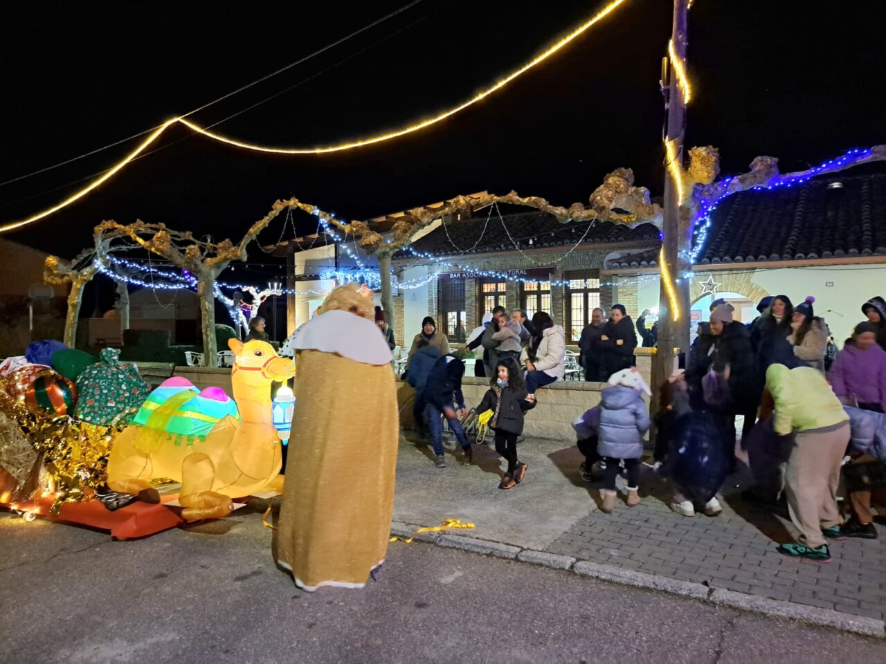 Celebración de la Noche de Reyes en Hornillos de Cerrato con niños y adultos