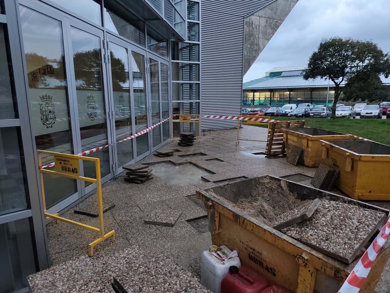 Zona de obras en el Pabellón de Palencia con maquinaria y materiales