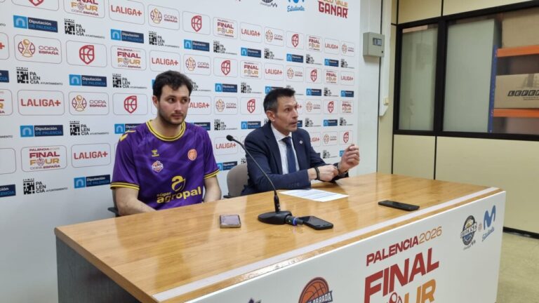 Entrenador y jugador del Súper Agropal Palencia en rueda de prensa