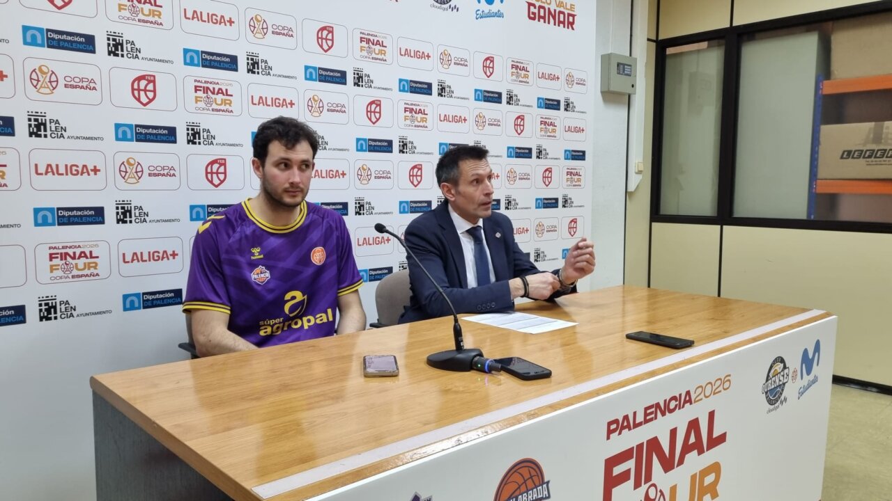 Entrenador y jugador del Súper Agropal Palencia en rueda de prensa