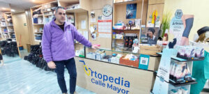 Interior de la ortopedia Calle Mayor con productos ortopédicos y un empleado
