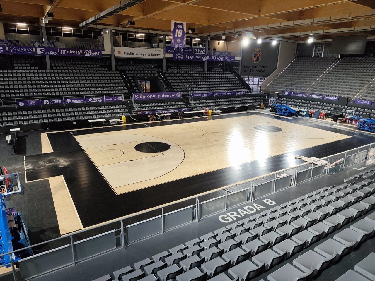 Vista del Pabellón de Palencia con nueva cancha de baloncesto negra