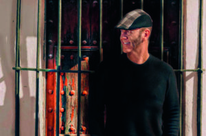 Paco Candela posando frente a una puerta antigua con rejas