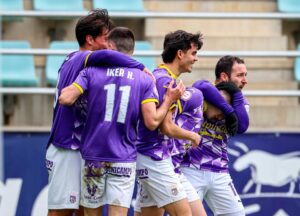 Jugadores del Palencia CF celebrando un gol en el derbi contra el Becerril