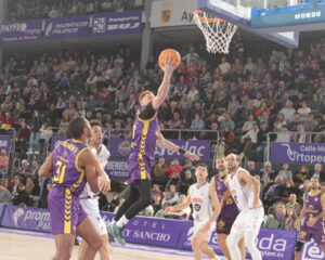 Jugador en acción durante un partido de baloncesto en Palencia.