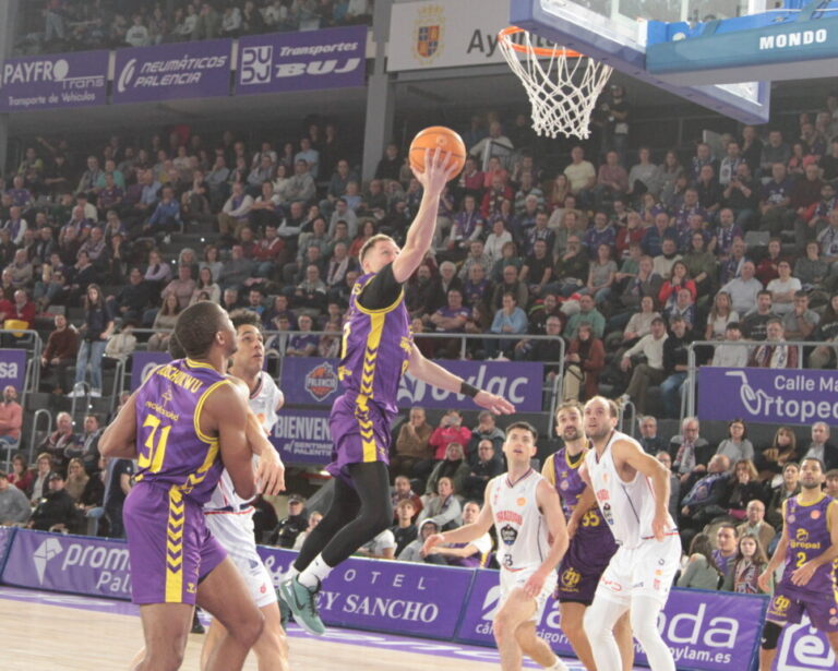 Jugador en acción durante un partido de baloncesto en Palencia.