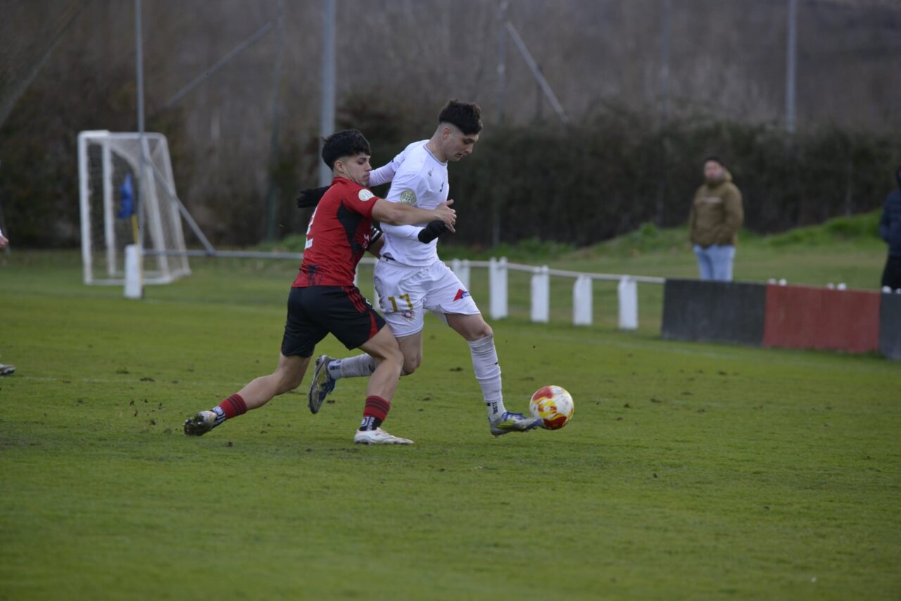 Jugadores del Palencia Cristo Atlético y Mirandés B en un partido de fútbol