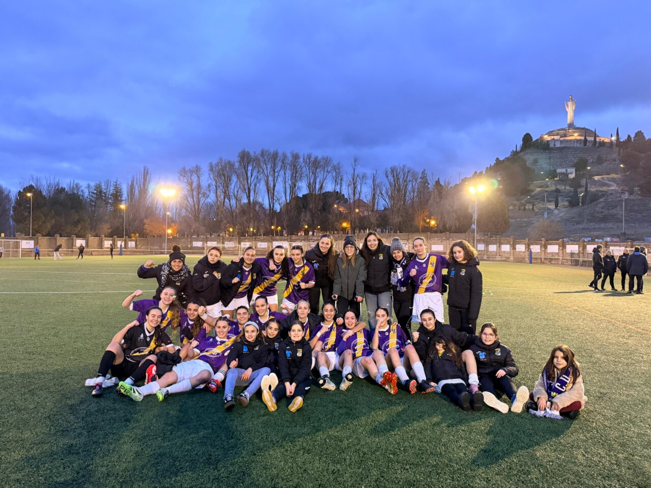 Jugadoras del Palencia Fútbol Femenino celebrando su victoria en el campo
