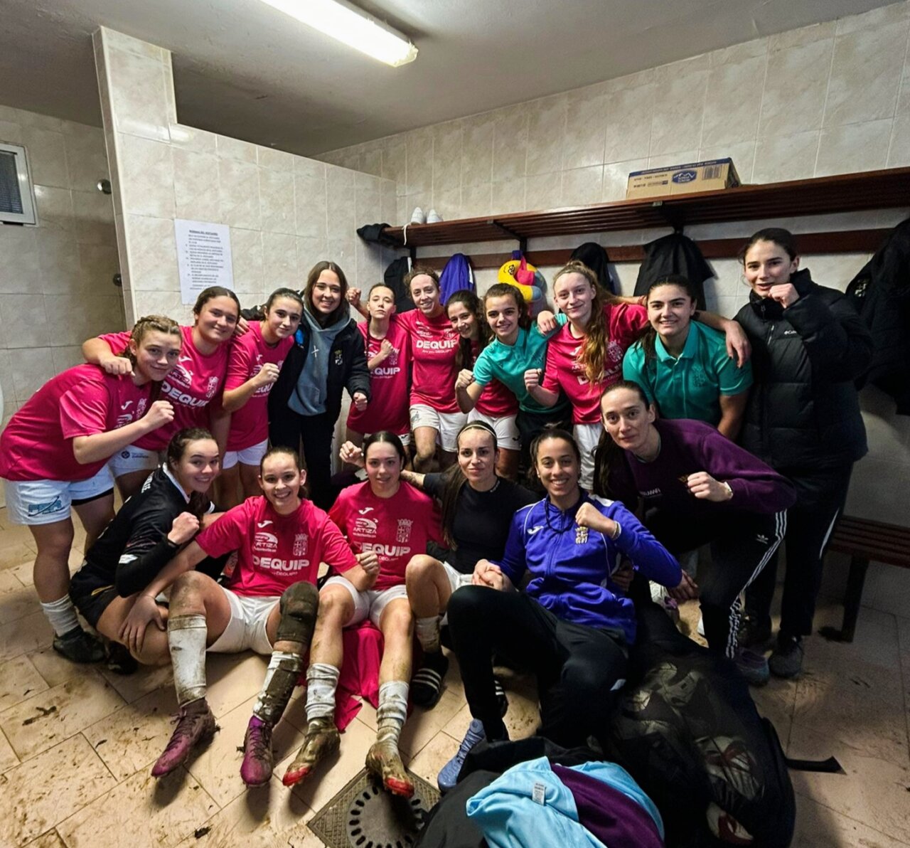 Jugadoras del Palencia Fútbol Femenino celebrando en el vestuario tras la victoria