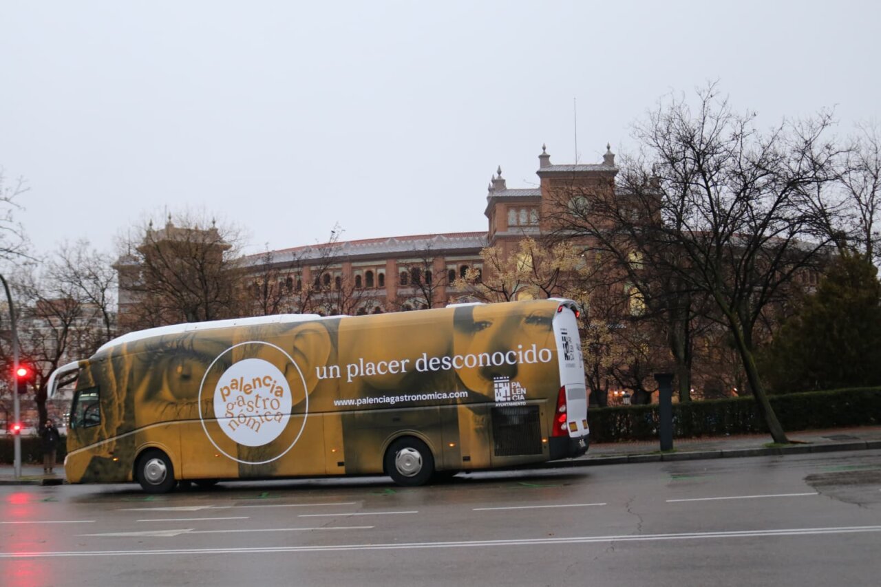 Autobús de Palencia con publicidad en Madrid durante la Feria de Fitur