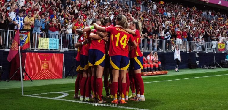 Jugadoras de la selección femenina de fútbol celebrando un momento en el campo.