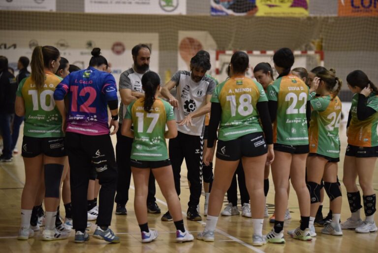 Jugadoras del Palencia Turismo en un tiempo muerto durante un partido de balonmano