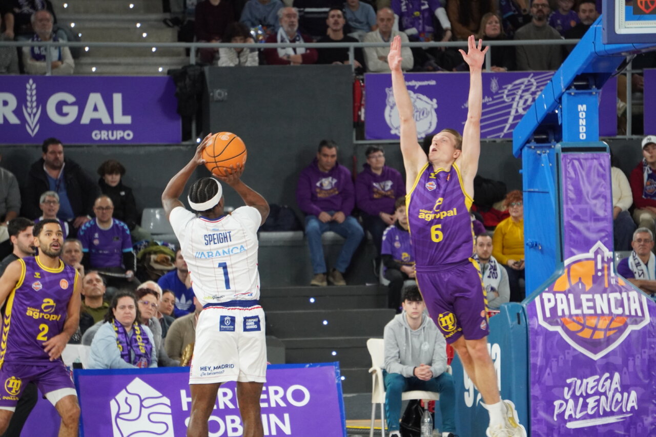 Jugadores de baloncesto en acción durante un partido en Palencia
