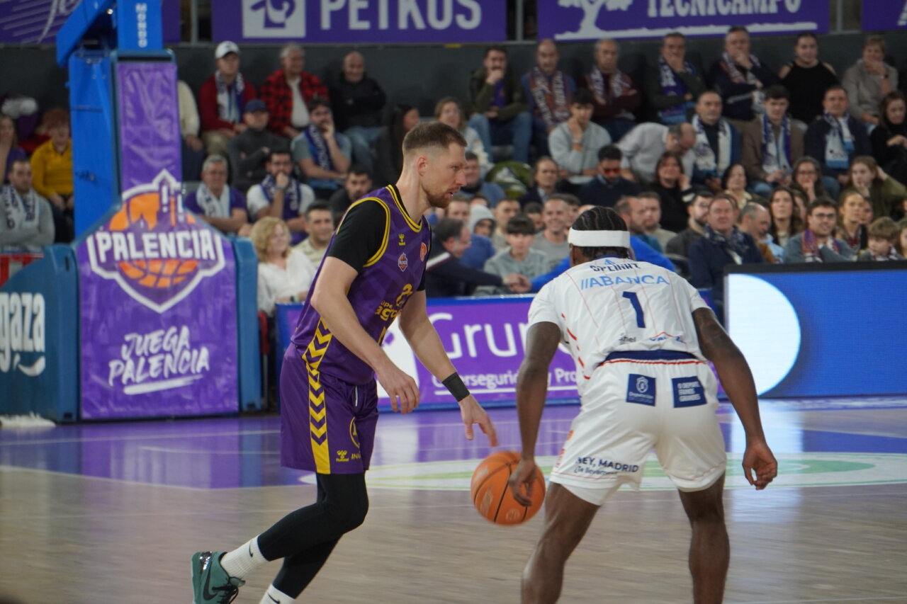 Jugadores de baloncesto compitiendo en un partido en Palencia