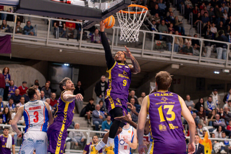 Jugador del Palencia lanzando a canasta en un partido de baloncesto
