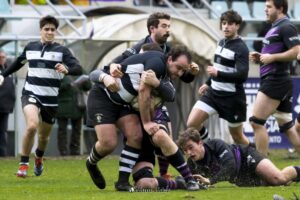 Jugadores de rugby en acción durante un partido intenso en el campo.