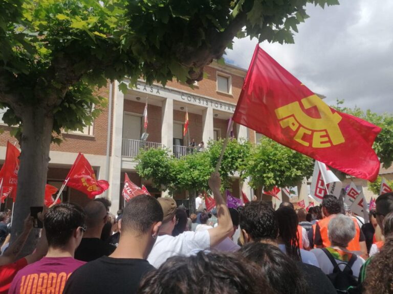 Manifestación del PCE en Palencia con banderas rojas y gente participando