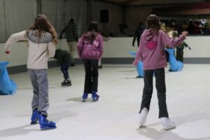 Niños patinando en la pista de hielo sintético en Palencia