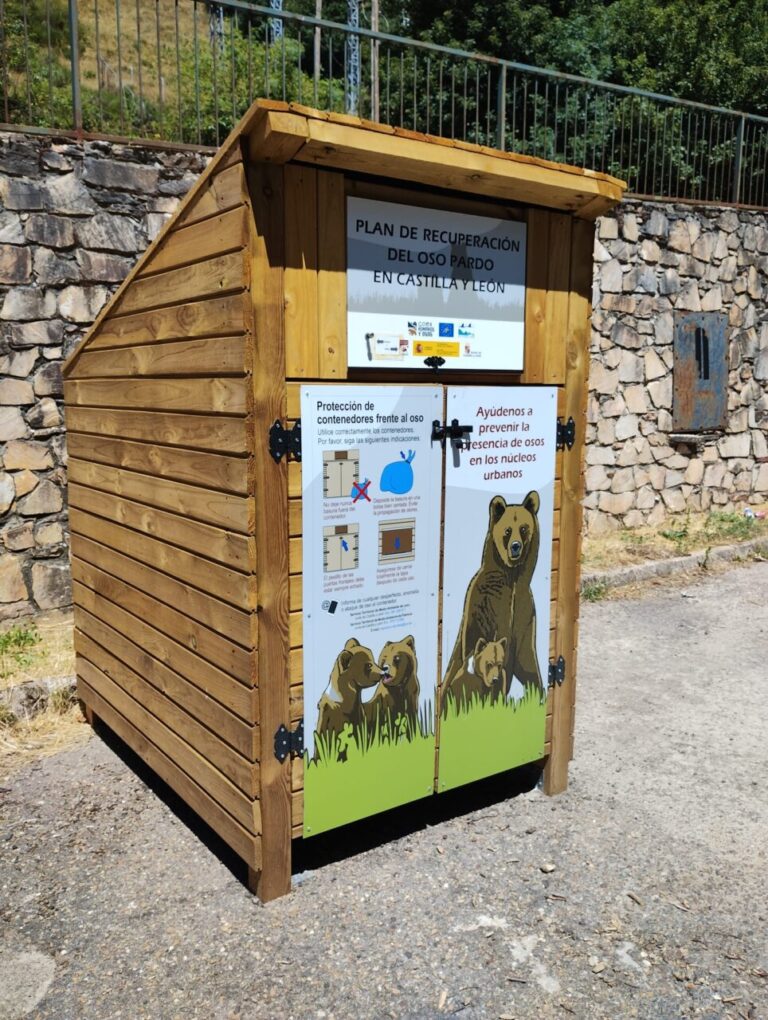 Contenedor de reciclaje diseñado para proteger a los osos en Castilla y León