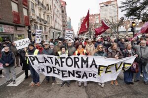 Manifestación de la Plataforma en Defensa de Feve en León con pancartas