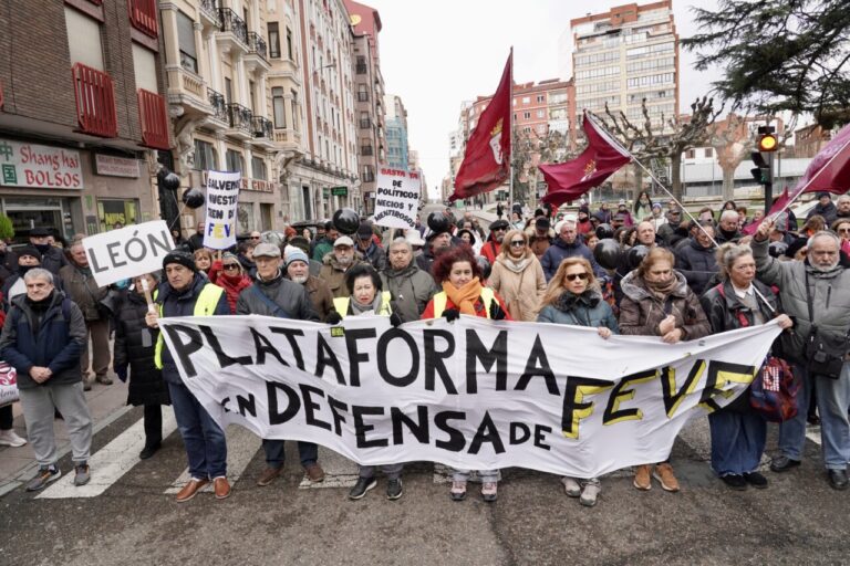Manifestación de la Plataforma en Defensa de Feve en León con pancartas