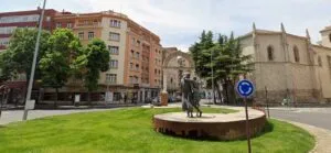 Vista de la Plaza de San Lázaro en Palencia con un ciclista y un turismo.