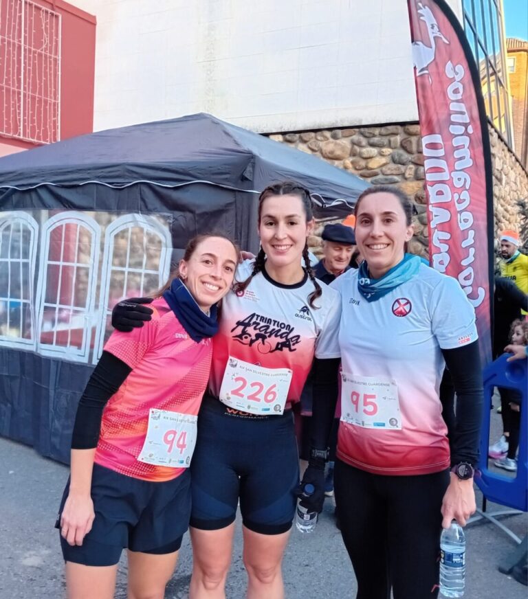 Tres corredoras posando en el pódium de la San Silvestre Guardense
