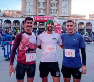 Tres corredores posan en el podio de la San Silvestre Guardense
