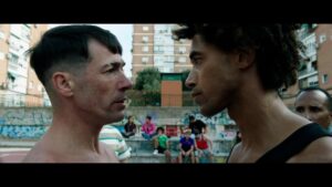 Escena de confrontación entre dos personajes en un cortometraje