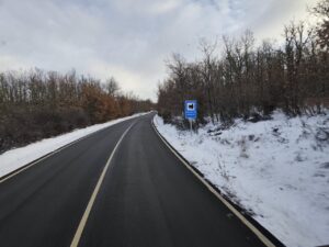 Carretera nevada en Palencia con señal de advertencia