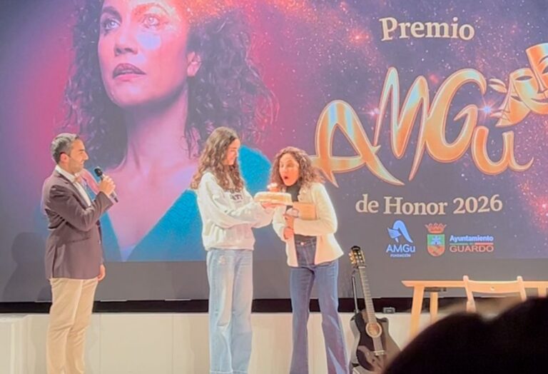 Toni Acosta recibiendo el Premio AMGu de Honor en Guardo