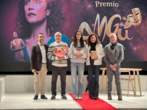 Toni Acosta recibiendo el Premio AMGu en Guardo con un grupo de personas