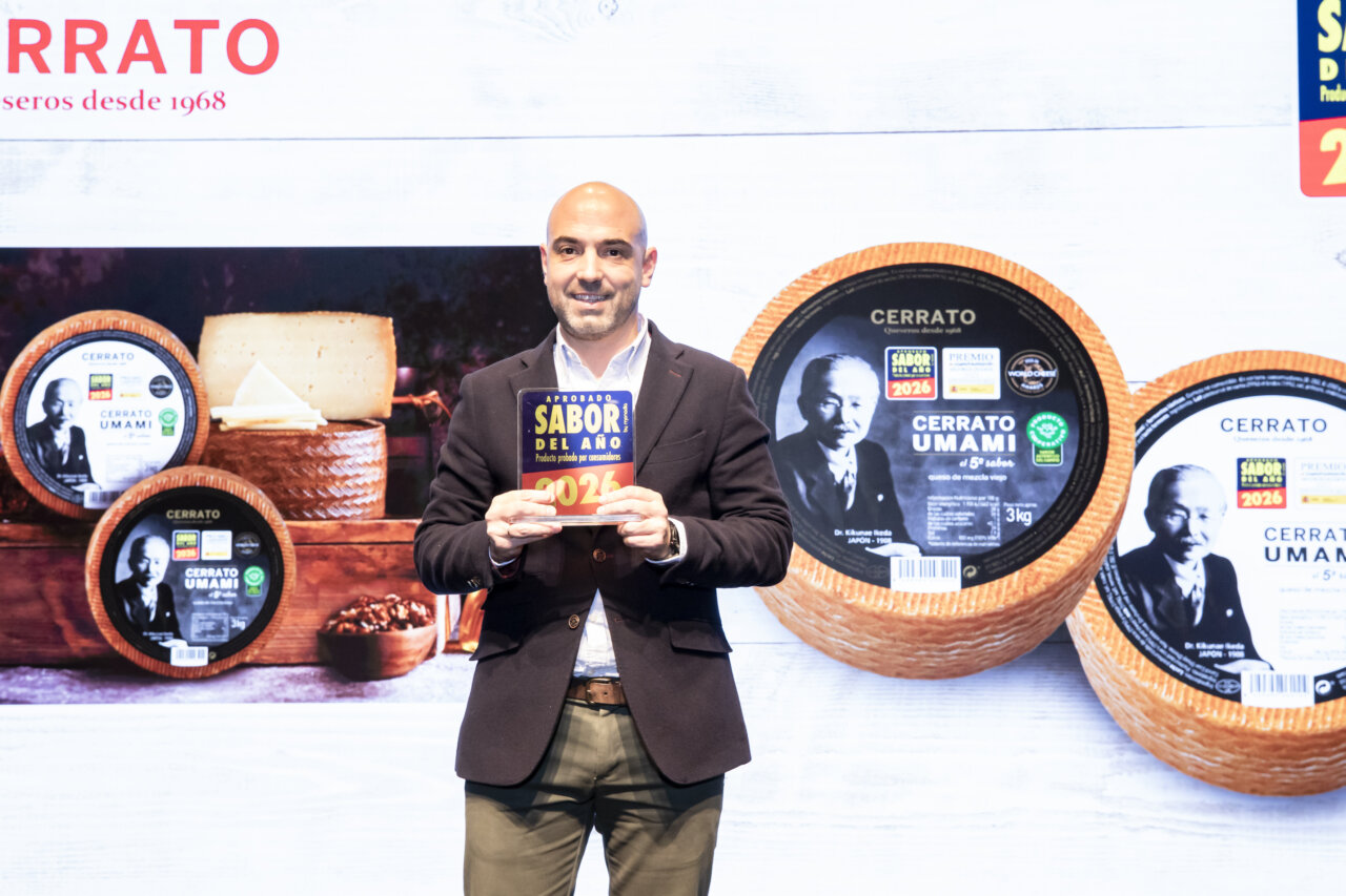 Hombre sosteniendo premio Sabor del Año 2026 con quesos Cerrato Umami