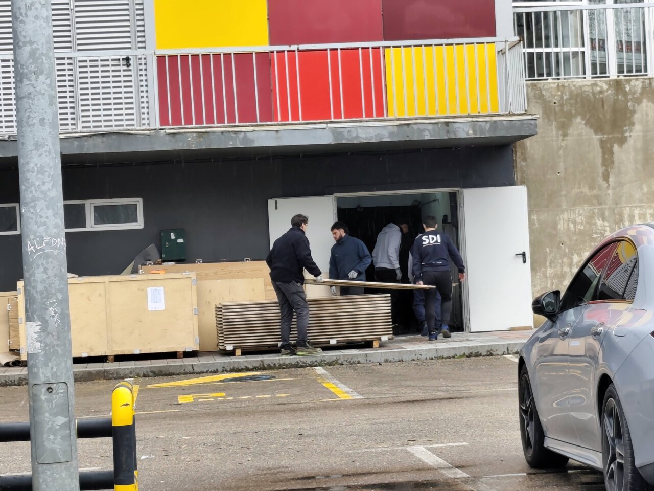 Trabajadores instalando nueva cancha en el Pabellón de Palencia