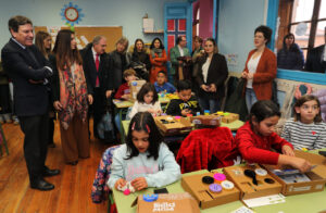 Niños participando en la presentación del programa Exploradores STEM en un aula