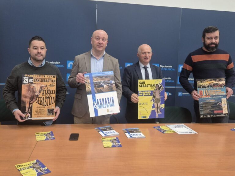 Cuatro personas sosteniendo carteles de la feria de San Sebastián en Paredes de Nava