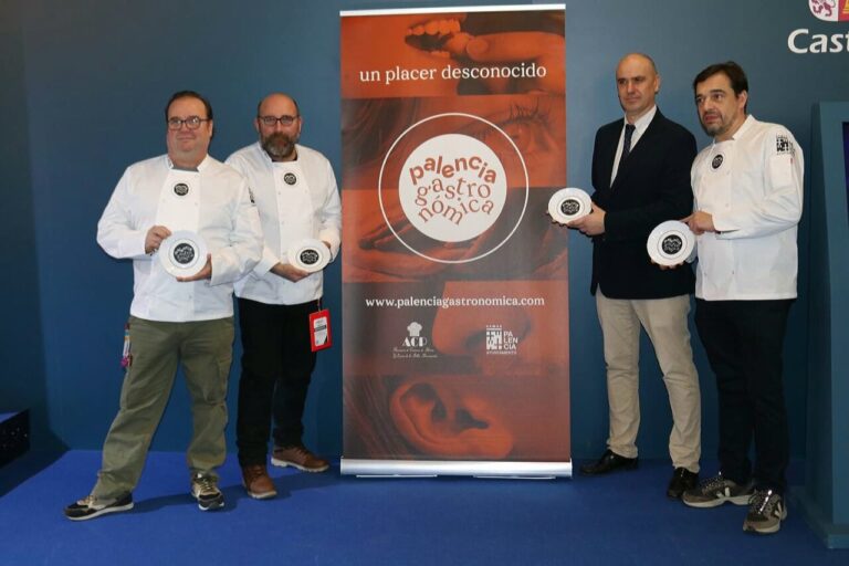 Cocineros presentando el sello de calidad Palencia Gastronómica
