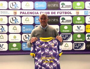 Walter Pandiani sosteniendo la camiseta del Palencia CF en su presentación