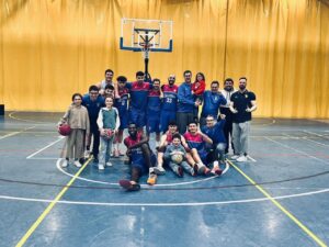 Equipo del Grupo Inmapa Filipenses celebrando su victoria en el baloncesto
