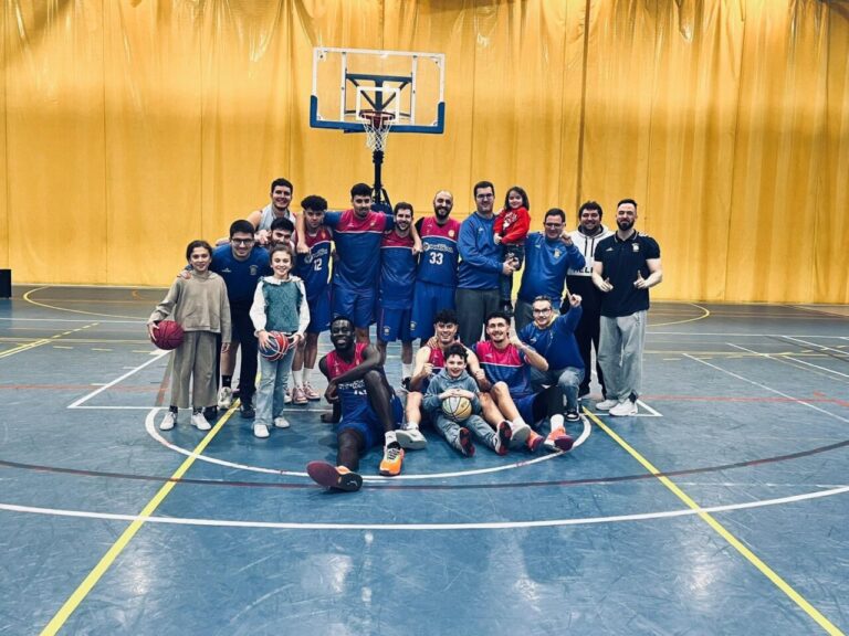 Equipo del Grupo Inmapa Filipenses celebrando su victoria en el baloncesto