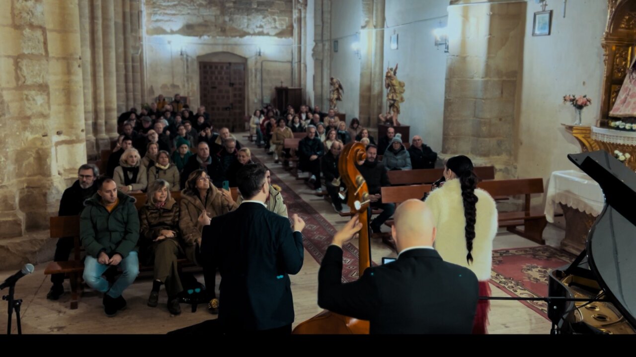 Concierto navideño en un espacio cultural con público atento