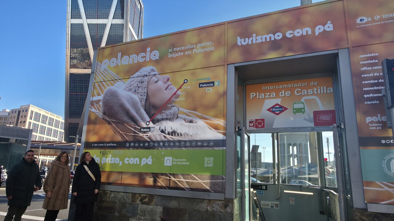 Cartel promocional de turismo en Plaza de Castilla, Madrid